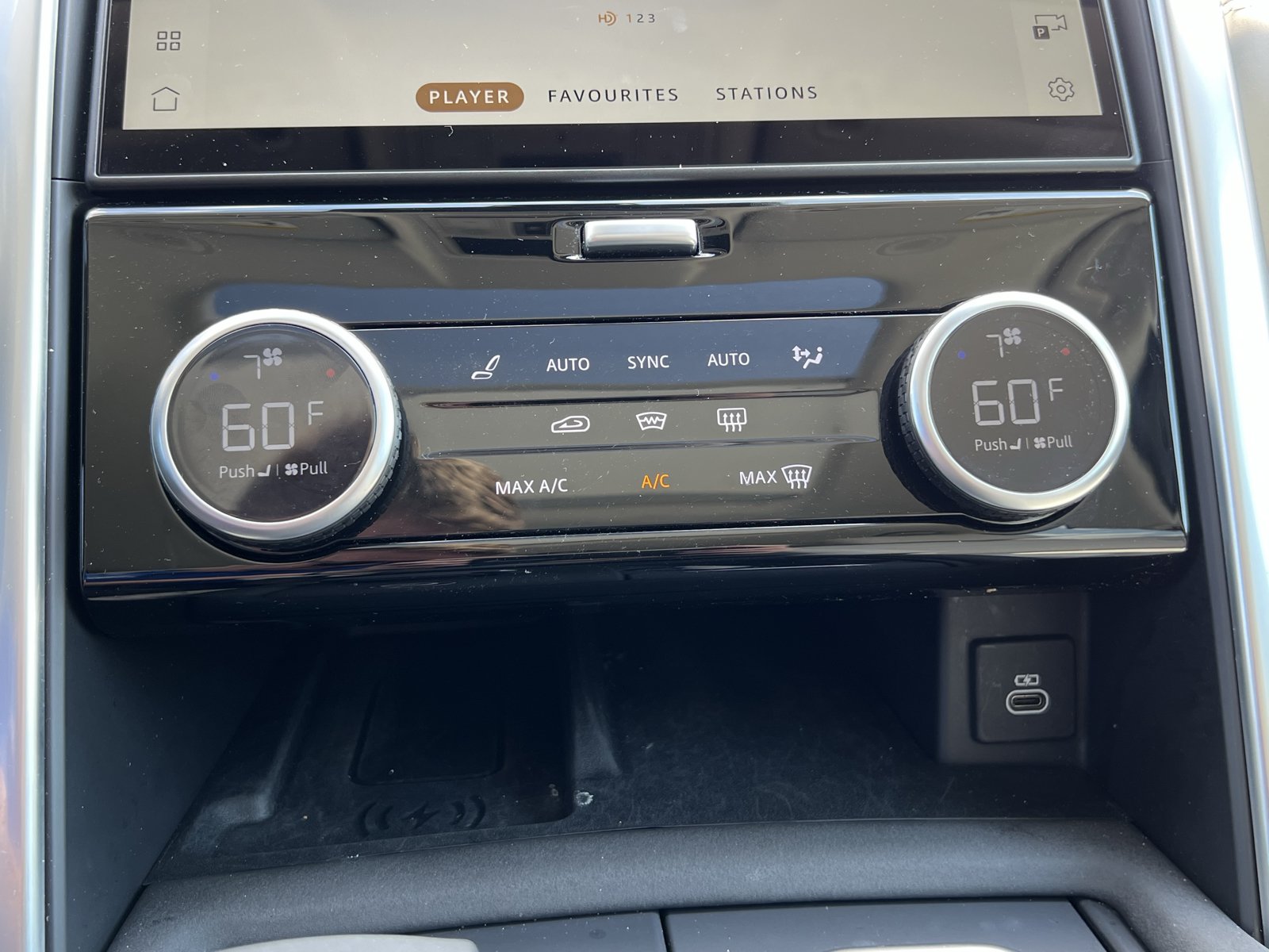 Used 2024 Land Rover Discovery S AWD/4WD image 28