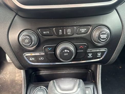 Used 2019 Jeep Cherokee Latitude Plus w/ Cold Weather Group AWD/4WD image 19
