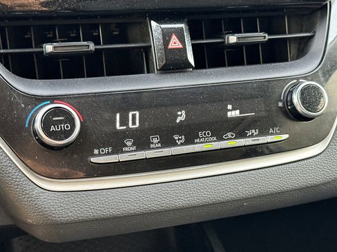 Used 2022 Toyota Corolla LE image 19