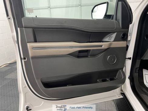 Used 2018 Ford Expedition XLT RWD image 24