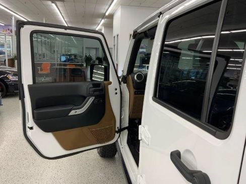 Used 2017 Jeep Wrangler Unlimited Rubicon w/ Connectivity Group AWD/4WD image 27