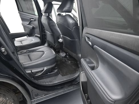 Used 2022 Toyota Highlander XLE AWD/4WD image 25