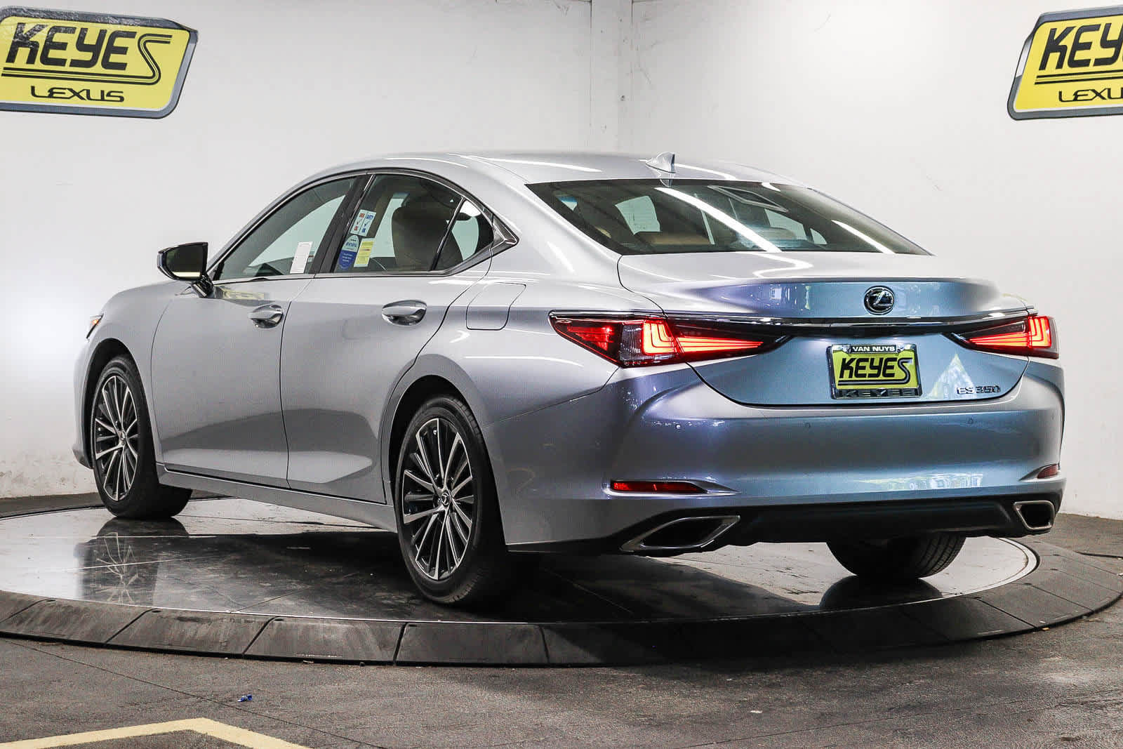 Used 2025 Lexus ES 350 w/ Premium Package FWD image 2