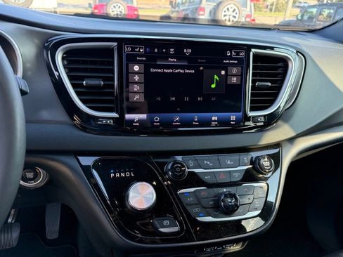 Used 2025 Chrysler Pacifica Select FWD image 19