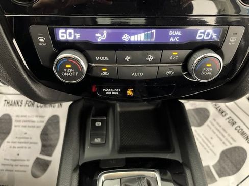 Used 2019 Nissan Rogue SV w/ Premium Package FWD image 27