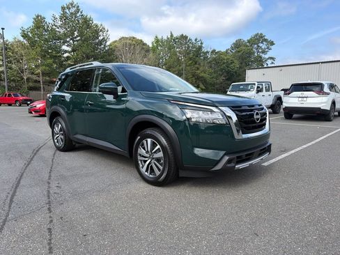 Used 2025 Nissan Pathfinder SL AWD/4WD image 4