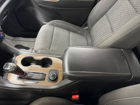 Used 2019 GMC Acadia SLE image 30