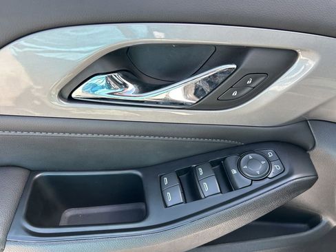 Used 2022 Chevrolet Traverse LT FWD image 18
