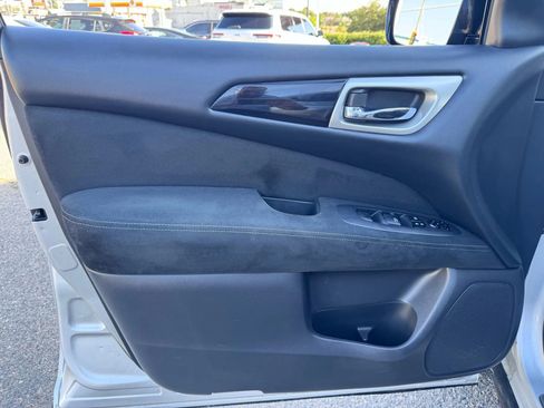 Used 2015 Nissan Pathfinder SV image 12