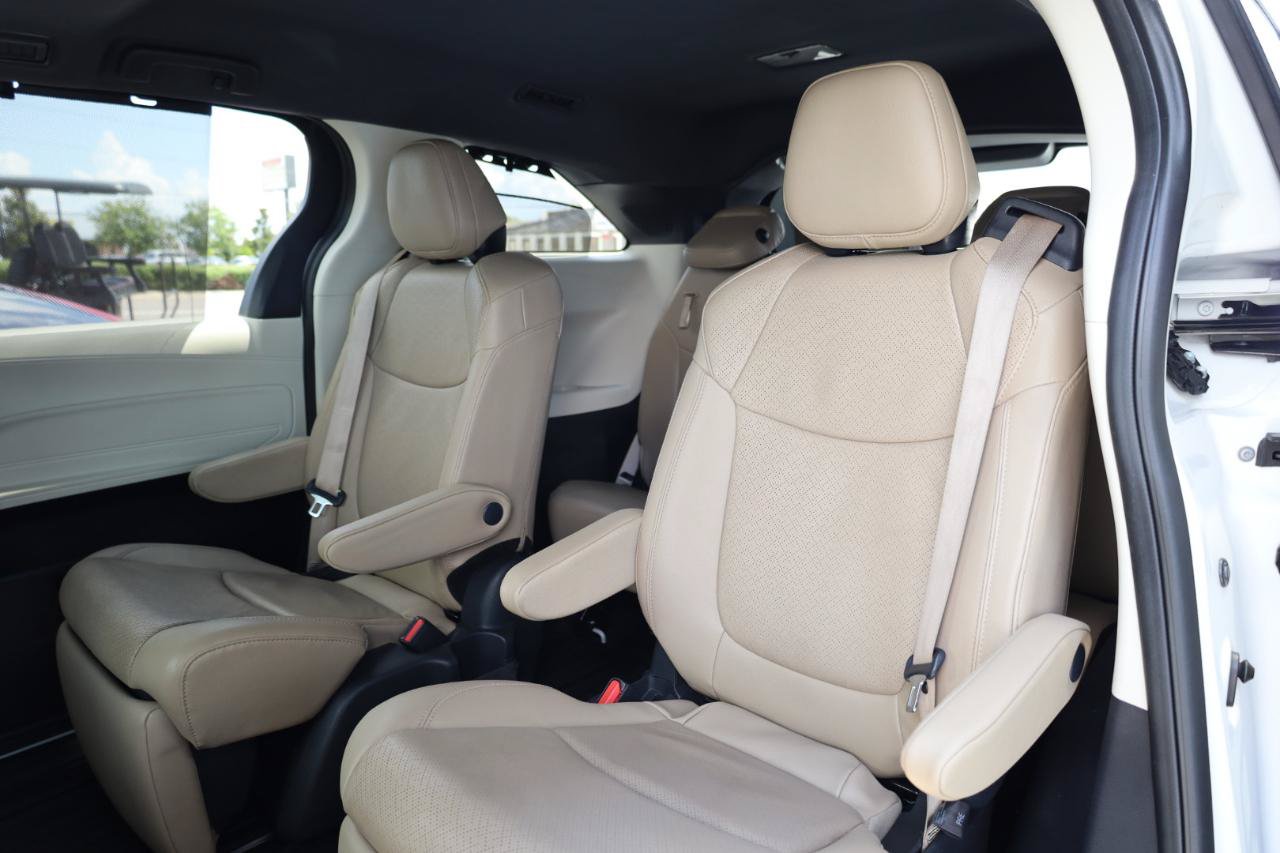 Used 2024 Toyota Sienna Limited FWD image 16