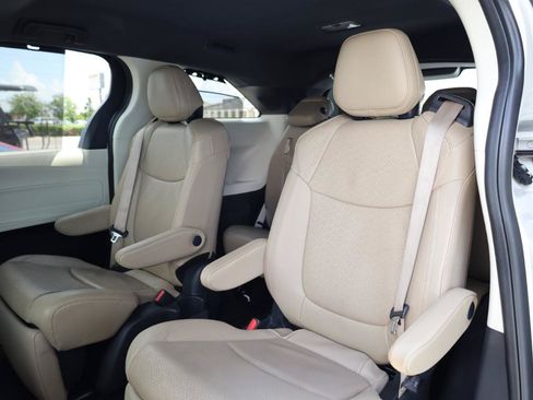 Used 2024 Toyota Sienna Limited FWD image 16