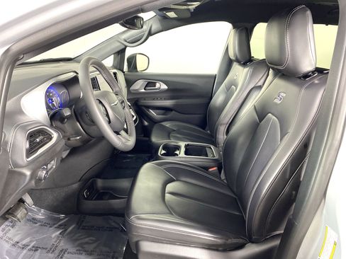 Used 2023 Chrysler Pacifica Touring-L w/ Uconnect Theater Family Group AWD/4WD image 16
