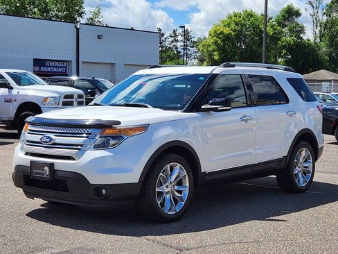 Used 2014 Ford Explorer XLT w/ Equipment Group 202A AWD/4WD image 8