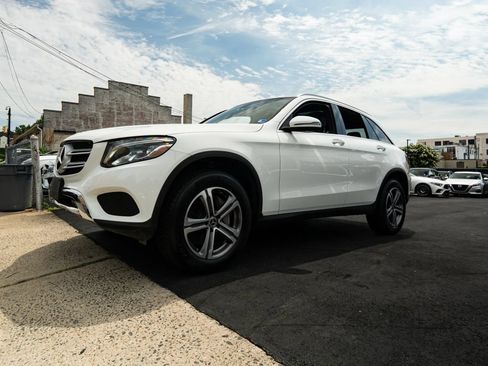 Used 2019 Mercedes-Benz GLC 300 4MATIC w/ Premium Package image 8