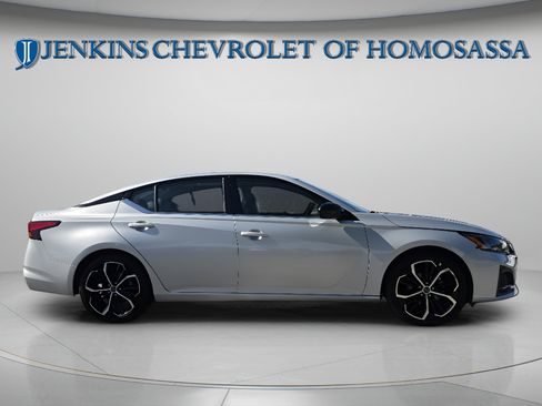 Used 2024 Nissan Altima 2.5 SR w/ SR Premium Package FWD image 3