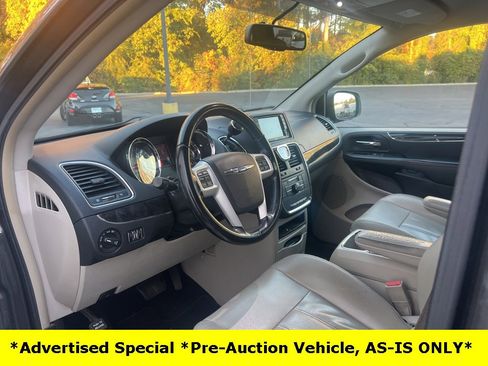 Used 2015 Chrysler Town & Country Touring image 49