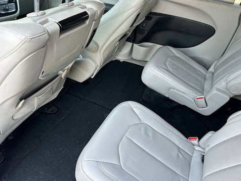 Used 2018 Chrysler Pacifica Touring-L Plus FWD image 14