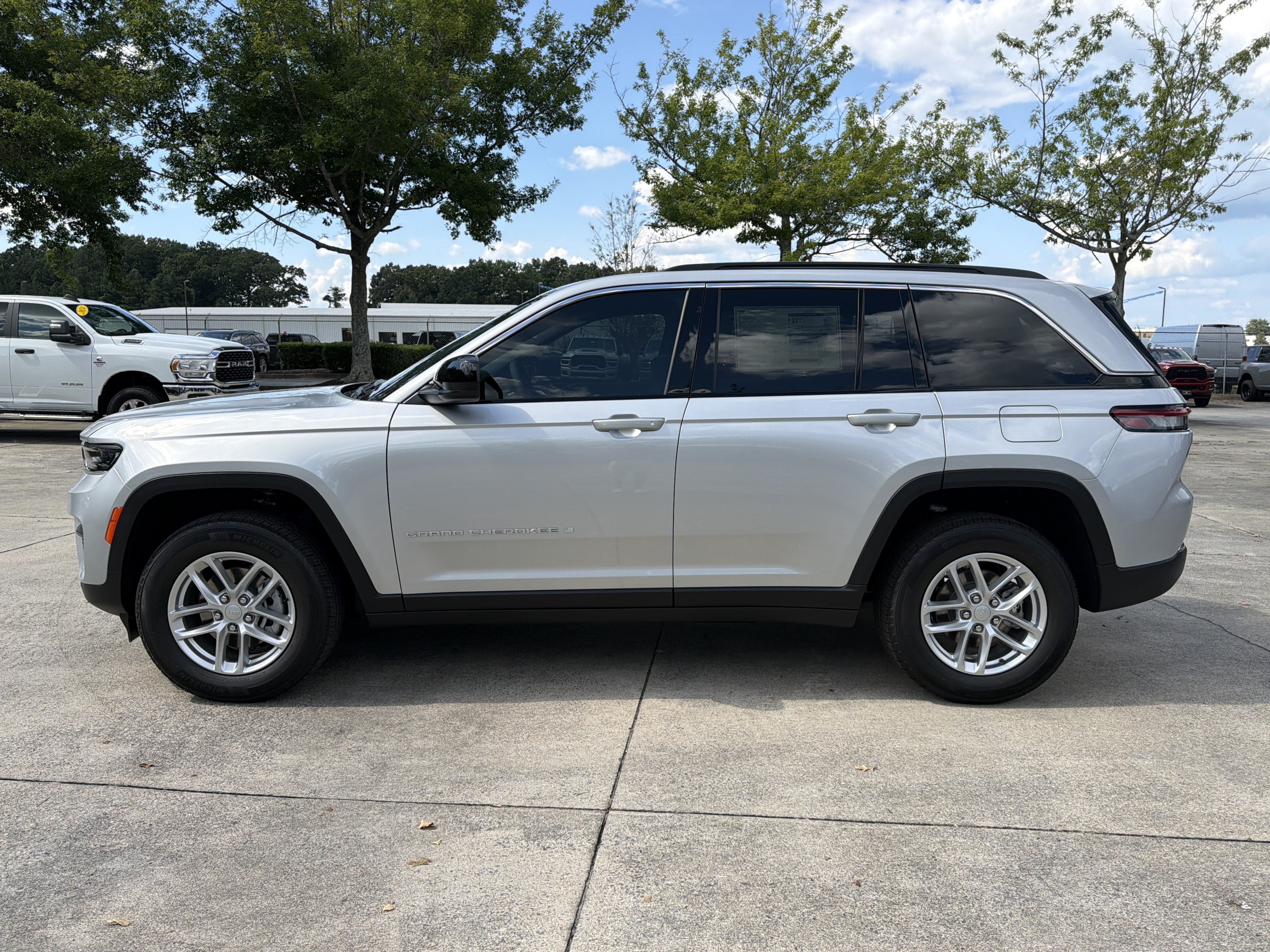 New 2026 Jeep Grand Cherokee Laredo w/ Trailer Tow Package AWD/4WD image 4