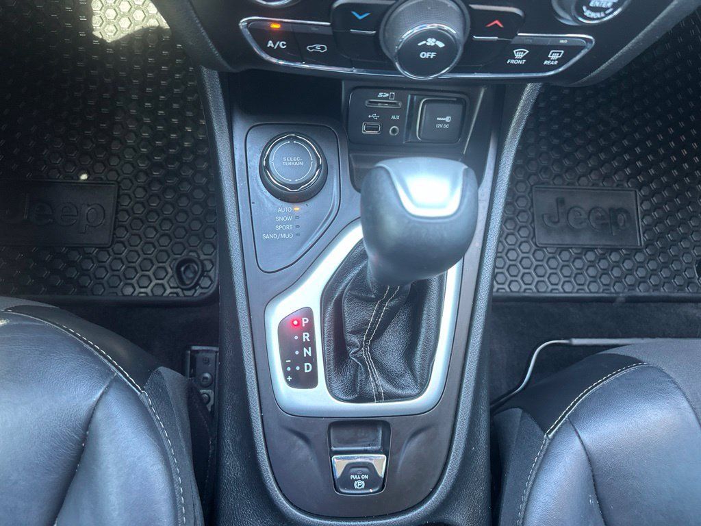Used 2018 Jeep Cherokee Latitude Plus w/ Cold Weather Group AWD/4WD image 6