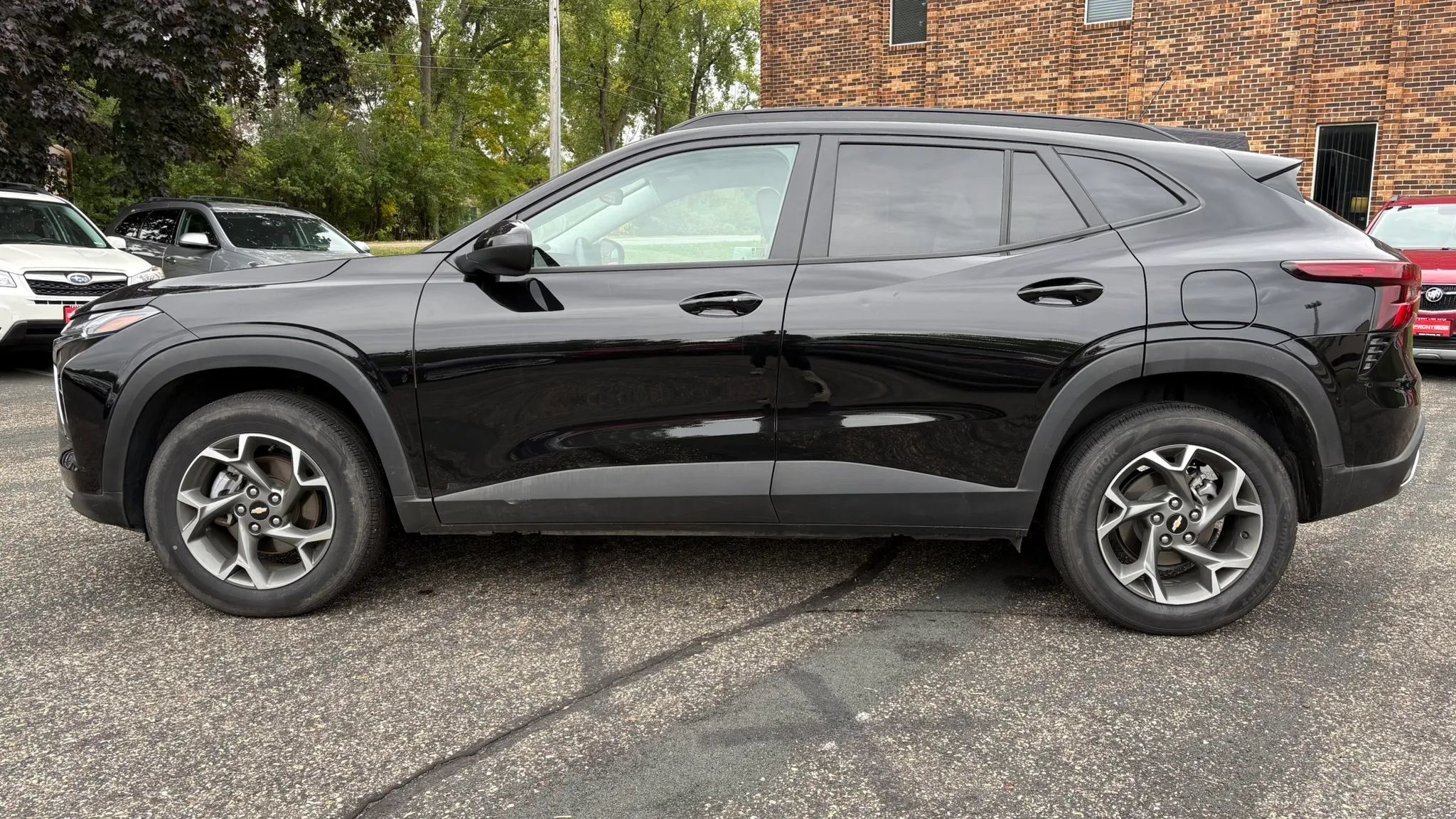 Used 2025 Chevrolet Trax LT w/ LT Convenience Package FWD image 5
