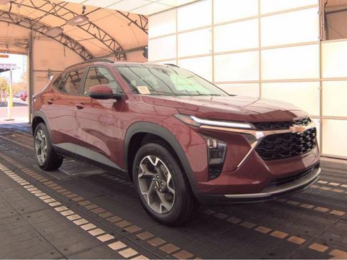 Used 2025 Chevrolet Trax LT w/ LT Convenience Package FWD image 4