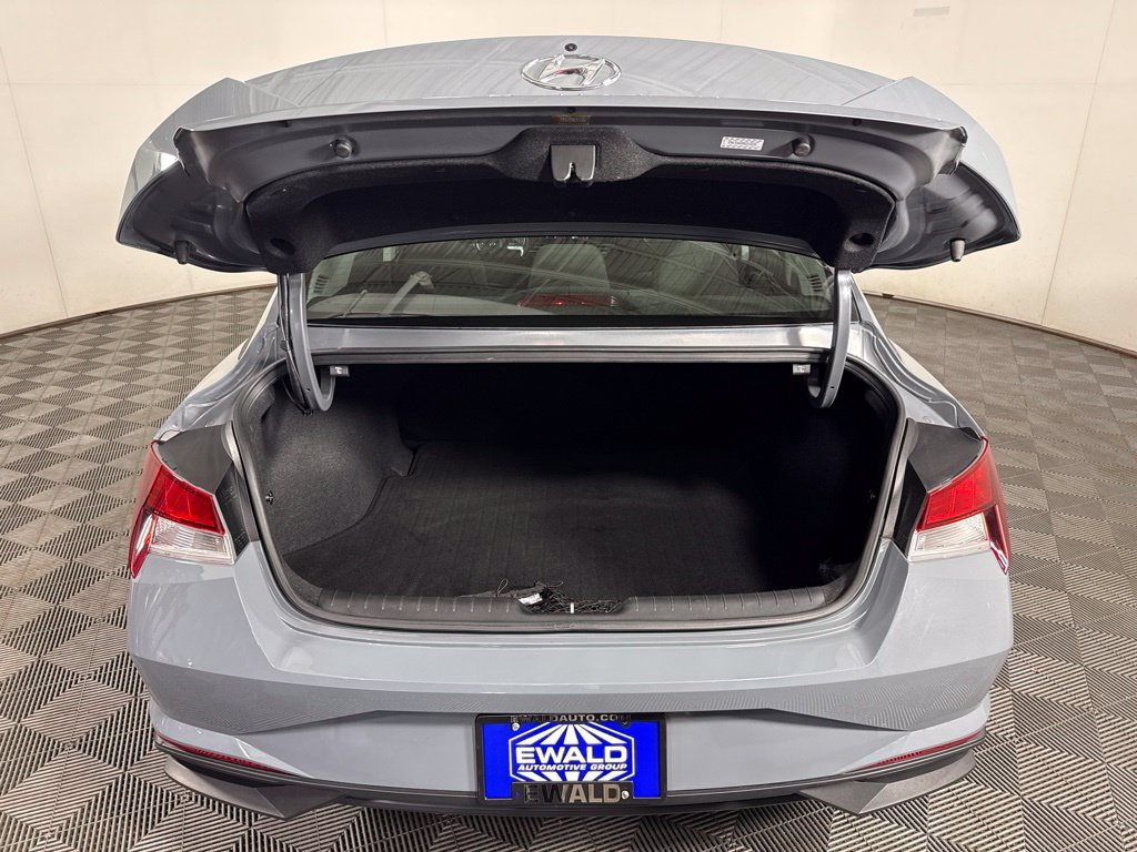 Used 2022 Hyundai Elantra SEL w/ Convenience Package FWD image 9