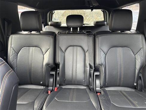Used 2024 Ford Expedition Platinum image 7