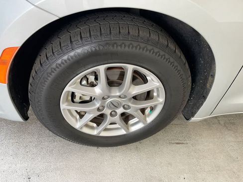 Used 2023 Chrysler Pacifica Touring-L FWD image 10