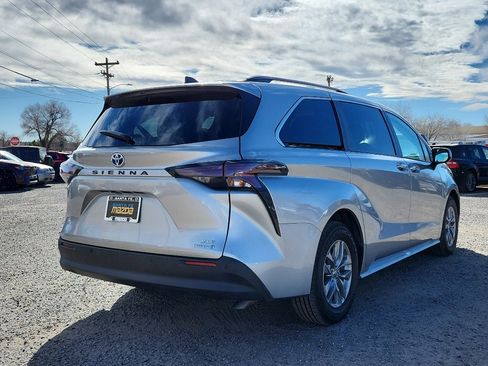 Used 2024 Toyota Sienna XLE image 6