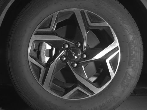 Used 2025 Kia Sportage LX image 12