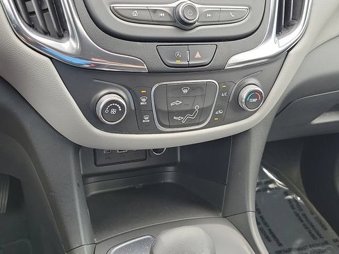 Used 2022 Chevrolet Equinox LS w/ LS Convenience Package FWD image 16