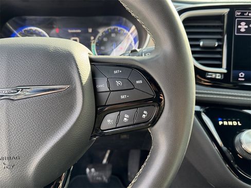 Certified 2022 Chrysler Pacifica Touring-L w/ S Appearance Package image 16