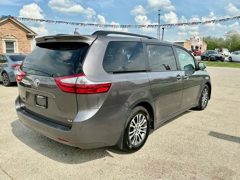 Used 2019 Toyota Sienna XLE w/ XLE Navigation Package FWD image 5