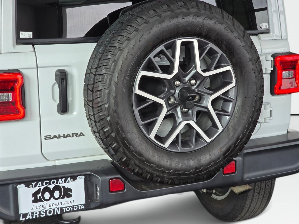 Used 2025 Jeep Wrangler Unlimited Sahara AWD/4WD image 13