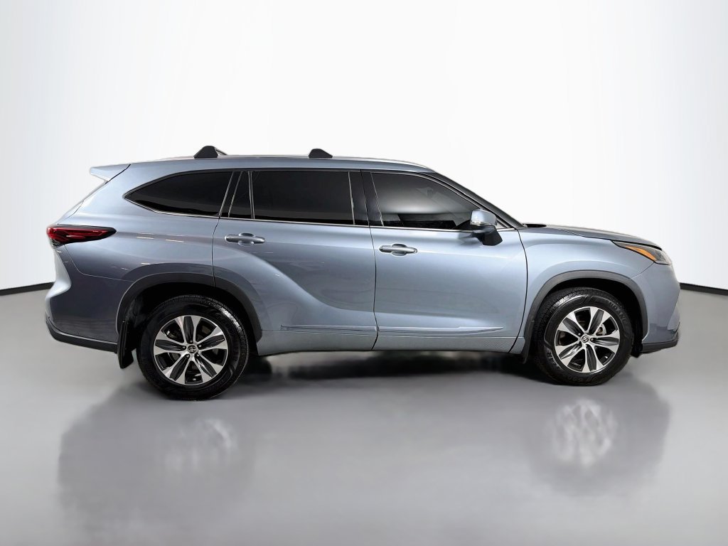 Used 2021 Toyota Highlander XLE AWD/4WD image 4