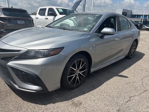 Used 2021 Toyota Camry SE FWD image 2