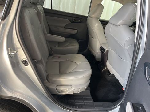 Used 2021 Toyota Highlander XLE AWD/4WD image 25