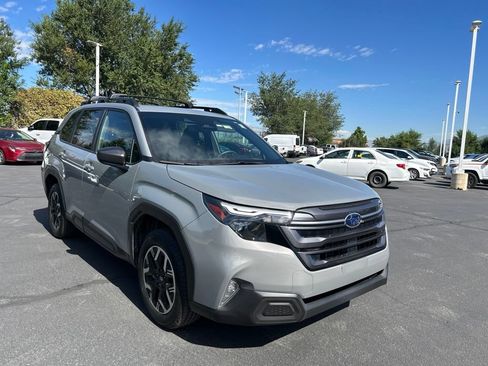 Used 2025 Subaru Forester Premium AWD/4WD image 3