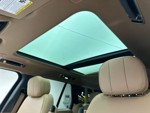 Used 2025 Land Rover Range Rover SE image 8