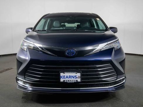 Used 2024 Toyota Sienna XLE FWD image 3