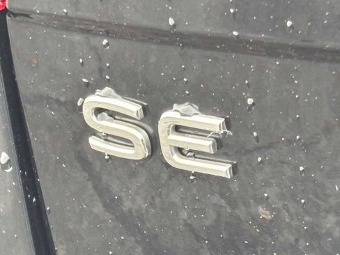 Used 2022 Volkswagen Tiguan SE image 38