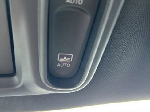 Used 2018 Chrysler Pacifica Limited image 30