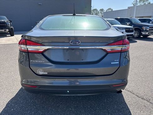 Used 2018 Ford Fusion SE w/ Fusion SE Technology Package image 4