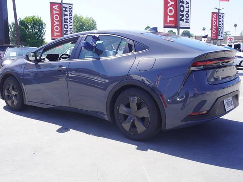 Used 2025 Toyota Prius LE FWD image 4