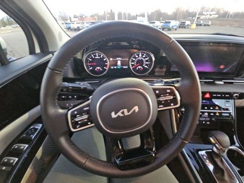 Used 2023 Kia Carnival EX image 16