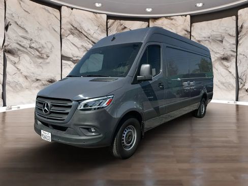 Used 2022 Mercedes-Benz Sprinter 2500 image 4