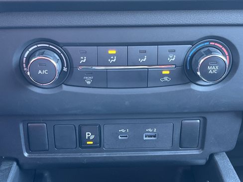 Used 2025 Nissan Frontier SV image 6