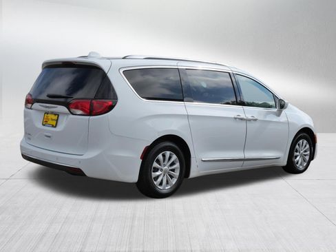 Used 2018 Chrysler Pacifica Touring-L Plus FWD image 7