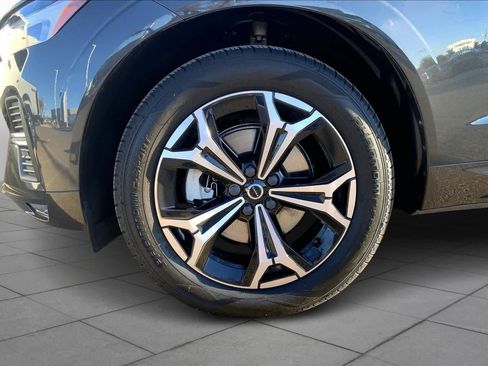 Used 2022 Volvo XC60 B5 Momentum w/ Protection Package Premier image 11