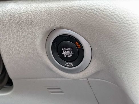 Used 2021 Chrysler Pacifica Touring-L FWD image 30